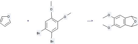 Το βενζόλιο, 1,2-dibromo-4,5-dimethoxy μπορεί να χρησιμοποιηθεί για να παραγάγει 1,4 δίυδρο-6,7-dimethoxy στη θερμοκρασία -78°C